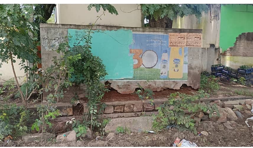ರೋಣ ಪಟ್ಟಣದ ತಾಲ್ಲೂಕು ಪಂಚಾಯಿತಿ ಹಾಗೂ ಪುರಸಭೆ ಕಚೇರಿಗಳ ಮಧ್ಯದ ಮೂತ್ರಾಲಯ