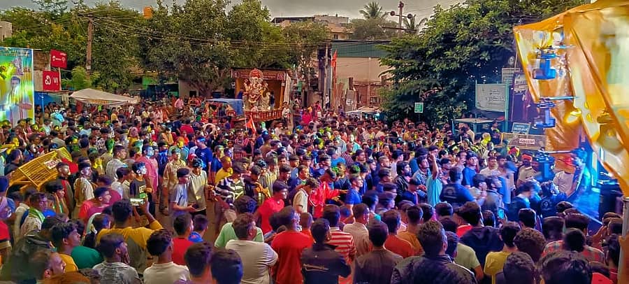 ಹೊಸಪೇಟೆಯಲ್ಲಿ ಭಾನುವಾರ ಸಂಜೆ ಭಾರಿ ಜನಸ್ತೋಮದ ನಡುವೆ ಗಣೇಶ ಮೂರ್ತಿಗಳ ಭವ್ಯ ಶೋಭಾಯಾತ್ರೆ ನಡೆಯಿತು  –ಪ್ರಜಾವಾಣಿ ಚಿತ್ರ/ ಲವ ಕೆ.
