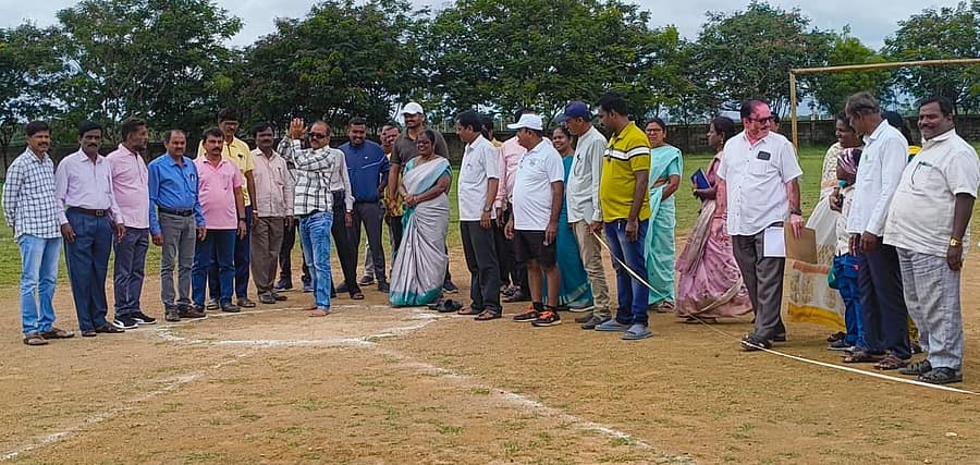 ಶಿಕ್ಷಕರ ದಿನಾಚರಣೆ ಪ್ರಯುಕ್ತ ಹಿರಿಯೂರಿನ ತಾಲ್ಲೂಕು ಕ್ರೀಡಾಂಗಣದಲ್ಲಿ ಭಾನುವಾರ ಶಿಕ್ಷಕರಿಗೆ ಏರ್ಪಡಿಸಿದ್ದ ಕ್ರೀಡಾಕೂಟವನ್ನು ಕ್ಷೇತ್ರ ಶಿಕ್ಷಣಾಧಿಕಾರಿ ಸಿ.ಎಂ. ತಿಪ್ಪೇಸ್ವಾಮಿ ಶಾಟ್‌ಪಟ್ ಎಸೆಯುವ ಮೂಲಕ ಉದ್ಘಾಟಿಸಿದರು