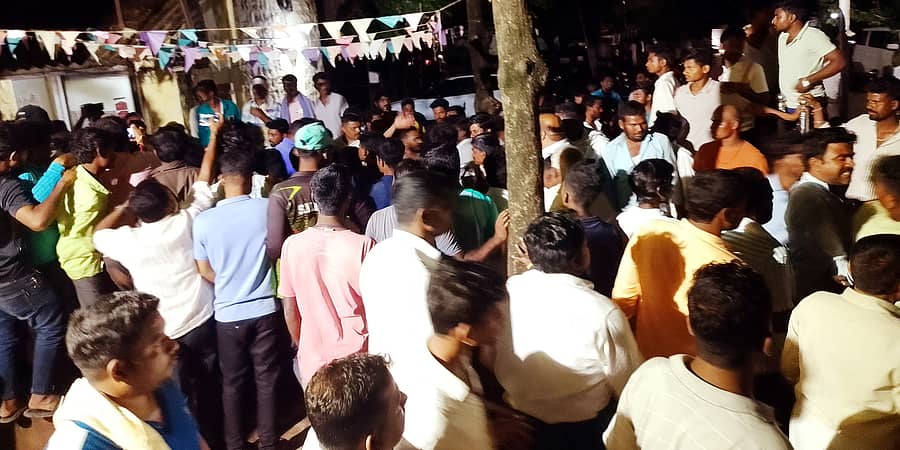 ಹುಣಸಗಿ ತಾಲ್ಲೂಕಿನ ವಜ್ಜಲ ಗ್ರಾಮದಲ್ಲಿ ಯುವಕ ಮಹಾಂತೇಶ ಮಡಿವಾಳರ ಹೃದಯಾಘಾತದಿಂದ ಸಾವನ್ನಪ್ಪಿದ್ದರಿಂದಾಗಿ ಪೊಲೀಸ್ ಠಾಣೆ ಎದುರು ಜಮಾಯಿಸಿದ್ದ ಕುಟುಂಬ ಸದಸ್ಯರು ಹಾಗೂ ಗ್ರಾಮಸ್ಥರು