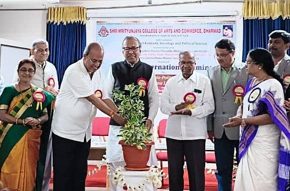 ಧಾರವಾಡದ ಮೃತ್ಯುಂಜಯ ವಿದ್ಯಾಲಯ ನಡೆದ ವಿಚಾರ ಸಂಕಿರಣವನ್ನು ಅರವಿಂದ ಜತ್ತಿ ಉದ್ಘಾಟಿಸಿದರು