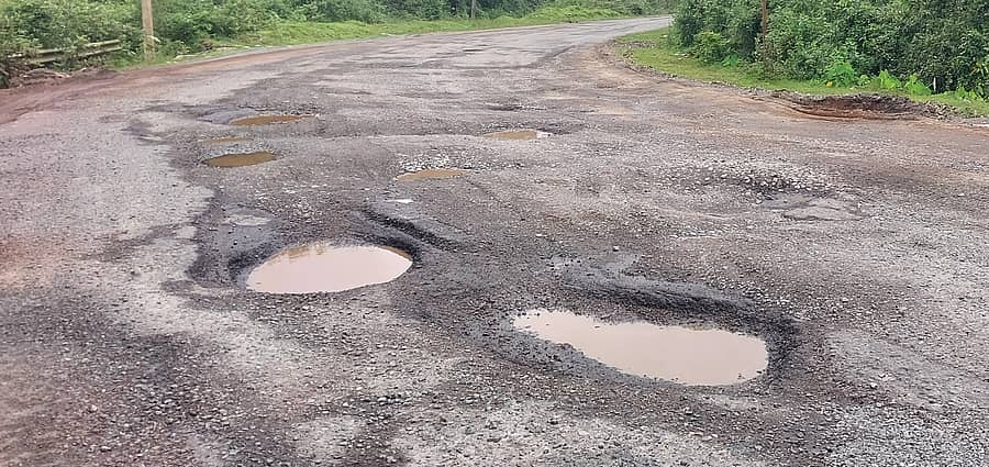 ಅಂಕೋಲಾ - ಯಲ್ಲಾಪುರ ನಡುವಿನ ರಾಷ್ಟೀಯ ಹೆದ್ದಾರಿಯಲ್ಲಿ ಹೊಂಡ ಬಿದ್ದು ರಸ್ತೆ ಹದಗೆಟ್ಟಿರುವುದು.
