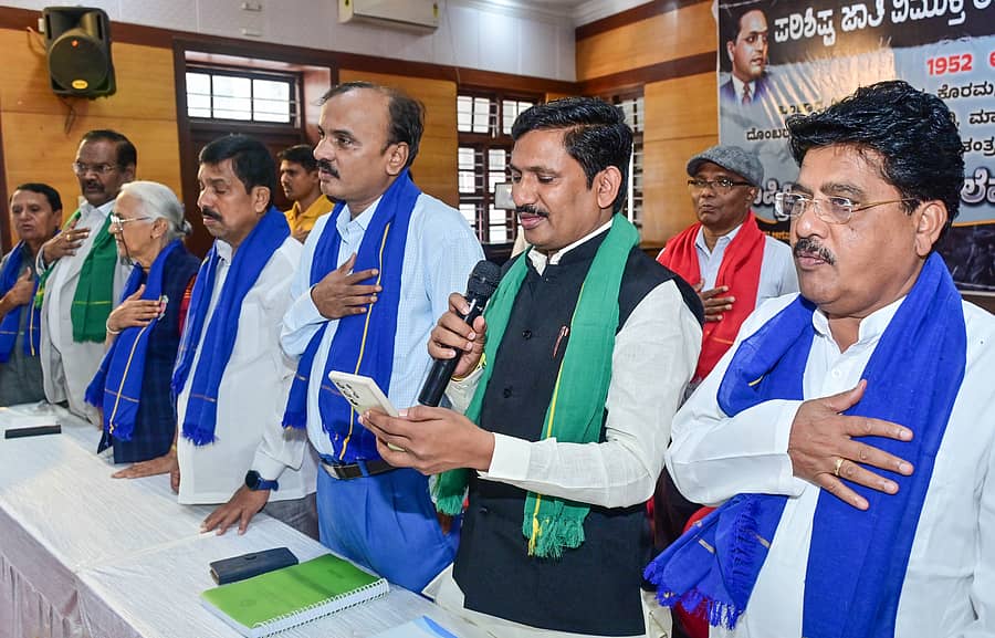 <div class="paragraphs"><p>ಕಾರ್ಯಕ್ರಮದಲ್ಲಿ ಪ್ರೊ. ಖಂಡೋಬ, ವೆಂಕಟೇಶ ವೊರ್ಸೆ, ಬಿ.ಟಿ. ಲಲಿತಾ ನಾಯಕ್, ರುದ್ರಪ್ಪ ಲಮಾಣಿ, ಶಿವರುದ್ರಯ್ಯ, ಎನ್. ಅನಂತನಾಯ್ಕ್ ಹಾಗೂ ಸುಭಾಷ್ ರಾಥೋಡ್ ಅವರು ಸಂವಿಧಾನ ಪೀಠಿಕೆ ವಾಚಿಸಿದರು</p></div>