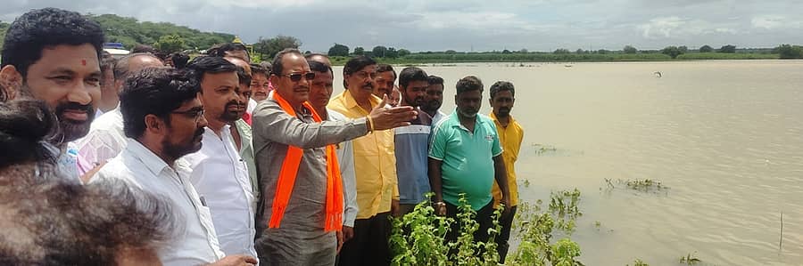 ಕಮಲನಗರ ತಾಲ್ಲೂಕಿನ ಸೋನಾಳ ಗ್ರಾಮದಲ್ಲಿ ಮಾಂಜ್ರಾ ನದಿ ನೀರು ನುಗ್ಗಿರುವ ಹೊಲಗಳನ್ನು ಶಾಸಕ ಪ್ರಭು ಚವ್ಹಾಣ ವೀಕ್ಷಿಸಿದರು 
