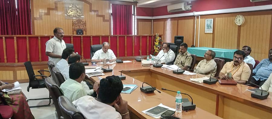 ಗದಗ ಜಿಲ್ಲಾಮಟ್ಟದ ಮೇಲ್ವಿಚಾರಣಾ ಸಮಿತಿ ಸಭೆಯಲ್ಲಿ ಡಿಡಿಪಿಐ ಆರ್.ಎಸ್.ಬುರುಡಿ ಮಾತನಾಡಿದರು