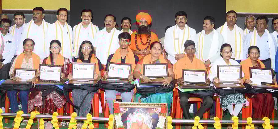 <div class="paragraphs"><p>ತುಮಕೂರಿನಲ್ಲಿ ಭಾನುವಾರ ವೀರಶೈವ ಲಿಂಗಾಯತ ನೌಕರರ ಕ್ಷೇಮಾಭಿವೃದ್ಧಿ ಸಂಘದಿಂದ ಪ್ರತಿಭಾ ಪುರಸ್ಕಾರ ವಿತರಿಸಲಾಯಿತು. </p></div>