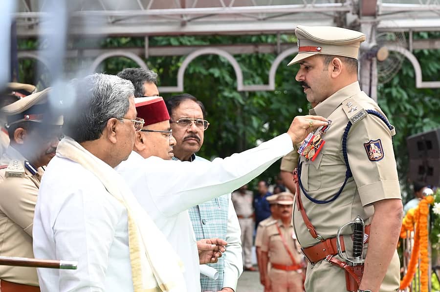 ರಾಘವೇಂದ್ರ ಹೆಗಡೆ ರಾಷ್ಟ್ರಪತಿ ಪದಕವನ್ನು ರಾಜ್ಯಪಾಲ ಥಾವರಚಂದ ಗೆಹ್ಲೋಟ್ ಅವರಿಂದ ಸ್ವೀಕರಿಸಿದರು