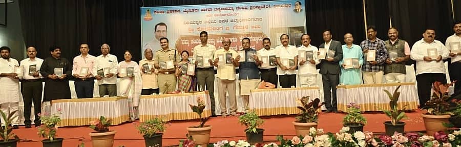 ವಿಜಯಪುರದ ಕಂದಗಲ್‌ ಹನುಮಂತರಾಯ ರಂಗಮಂದಿರದಲ್ಲಿ ಭಾನುವಾರ ಸೋಮಲಿಂಗ ಗೆಣ್ಣೂರ ರಚಿತ ‘ನಮ್ಮ ಸಂವಿಧಾನ ನಮ್ಮ ಹೆಮ್ಮೆ’ ಹಾಗೂ ‘ದೇವರಗೆಣ್ಣೂರು’ ಪುಸ್ತಕಗಳನ್ನು ಗಣ್ಯರು ಲೋಕಾರ್ಪಣೆ ಮಾಡಿದರು