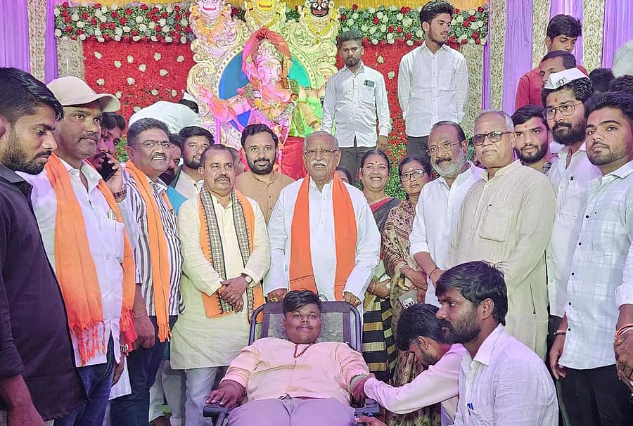 ಸಿಂದಗಿಯ ಬಸವೇಶ್ವರ ವೃತ್ತದಲ್ಲಿನ ಬಸವೇಶ್ವರ ಗಜಾನನ ಯುವಕ ಮಂಡಳಿ ಪ್ರತಿಷ್ಠಾಪಿಸಿದ ಗಣೇಶನ ಸಮ್ಮುಖದಲ್ಲಿ ಶನಿವಾರ ಹಮ್ಮಿಕೊಂಡಿದ್ದ ರಕ್ತದಾನ ಶಿಬಿರಕ್ಕೆ ಮಾಜಿ ಶಾಸಕ ರಮೇಶ ಭೂಸನೂರ ಚಾಲನೆ ನೀಡಿದರು