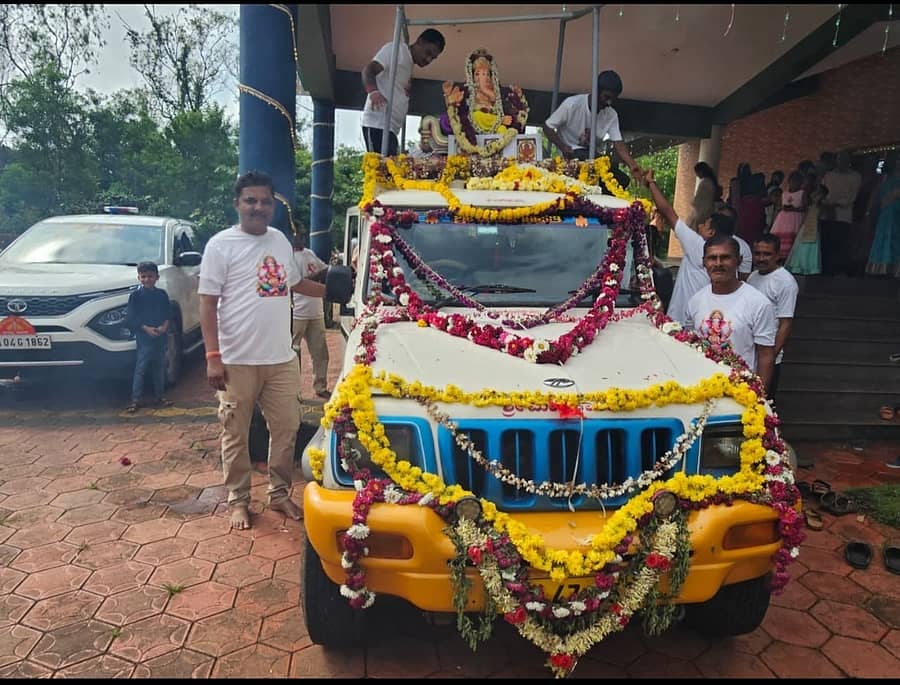 ಹೊನ್ನಾವರದಲ್ಲಿ ಅರಣ್ಯ ಇಲಾಖಾ ಸಿಬ್ಬಂದಿ ಪ್ರತಿಷ್ಠಾಪಿಸಿದ್ದ ಗಣೇಶ ಮೂರ್ತಿಯನ್ನು ಭಾನುವಾರ ಮೆರವಣಿಗೆಯಲ್ಲಿ ಸಾಗಿಸಿ ವಿಸರ್ಜನೆ ಮಾಡಲಾಯಿತು