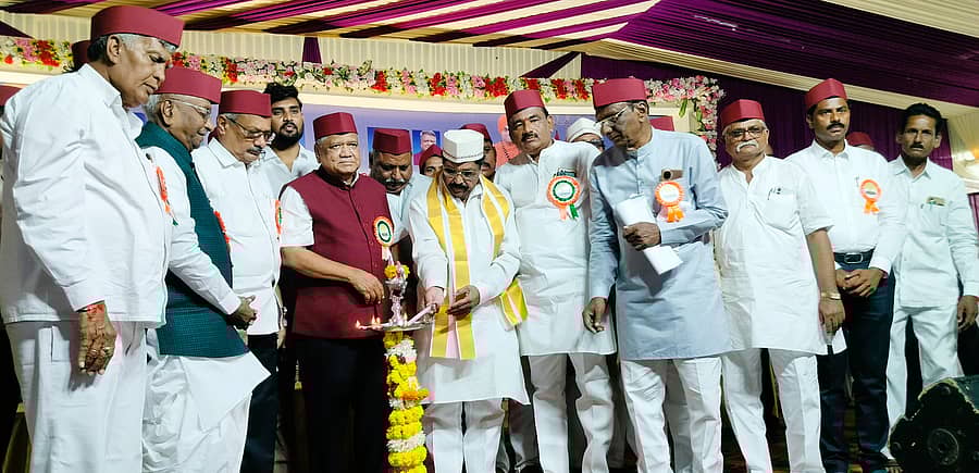 ಅಫಜಲಪುರ ಪಟ್ಟಣದ ಶೆಟ್ಟಿ ಫಂಕ್ಷನ್ ಹಾಲನಲ್ಲಿ ಭಾನುವಾರ ಬಣಜಿಗ ಸಮಾಜದ ಕ್ಷೇಮಾಭಿವೃದ್ಧಿ ಸಂಘ ಆಯೋಜಿದ್ದ ಸಮಾವೇಶ ಹಾಗೂ ಸಾಧಕರಿಗೆ ಸನ್ಮಾನ ಕಾರ್ಯಕ್ರಮವನ್ನು ಮಾಜಿ ಮುಖ್ಯಮಂತ್ರಿ ಜಗದೀಶ ಶೆಟ್ಟರ ಉದ್ಘಾಟಿಸಿದರು.