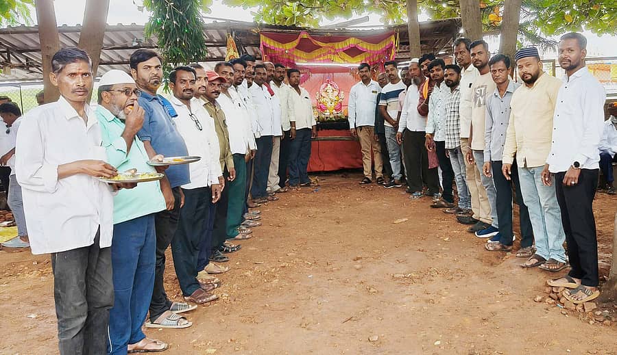 ತೇರದಾಳದ ಬಸ್ ನಿಲ್ದಾಣದ ಬಳಿಯ ಮಹಾತ್ಮಾ ಗಾಂಧಿ ಕ್ರೀಡಾಂಗಣದ ಮುಂದೆ ಆಟೊ, ವಾಹನಗಳ ಚಾಲಕರು ಹಾಗೂ ಮಾಲೀಕರು ಭಾವೈಕ್ಯದಿಂದ ಪ್ರತಿಷ್ಠಾಪಿಸಿದ ಗಣೇಶ ಉತ್ಸವದ ಅನ್ನಸಂತರ್ಪಣೆಯಲ್ಲಿ ಹಿಂದೂ-ಮುಸ್ಲಿಮರು ಪ್ರಸಾದ ಸವಿದರು