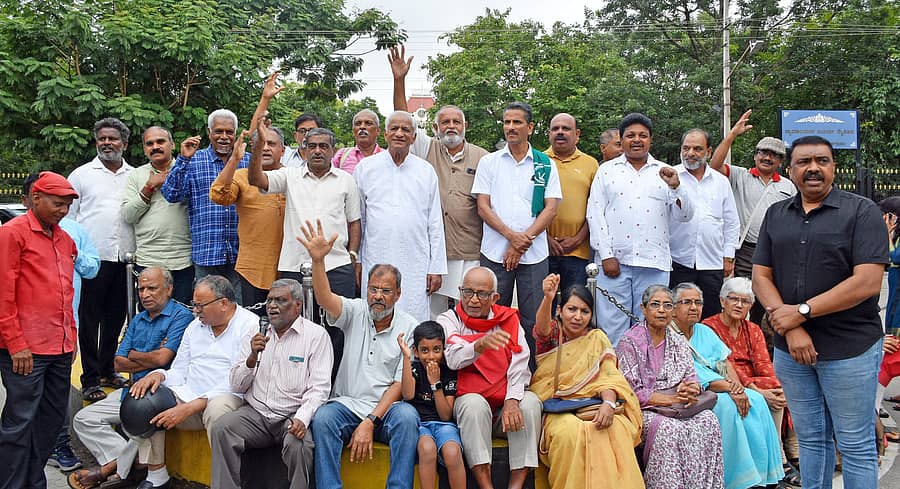 ದಸರಾ ಉದ್ಘಾಟಕರ ಆಯ್ಕೆ ವಿಚಾರದಲ್ಲಿ ಬಿಜೆಪಿ ನಿಲುವು ಖಂಡಿಸಿ ಪ್ರಗತಿಪರ ಸಂಘಟನೆಗಳ ಒಕ್ಕೂಟದ ಮುಖಂಡರು ಮೈಸೂರಿನಲ್ಲಿ ಭಾನುವಾರ ಪ್ರತಿಭಟಿಸಿದರು