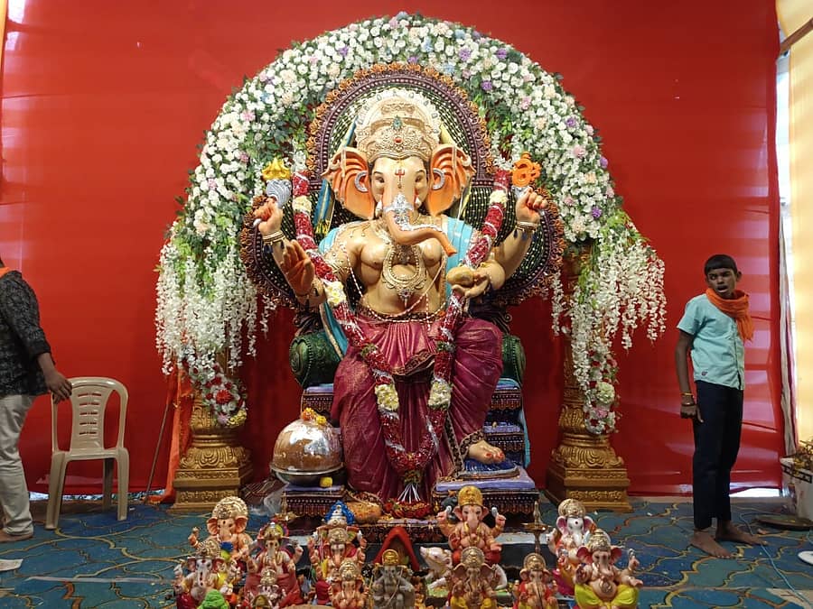 ರಾಯಚೂರು ನಗರದ ಶ್ರೀರಾಮನಗರ ಕಾಲೊನಿಯಲ್ಲಿ ಕೊದಂಡರಾಮ ಗಜಾನನ ಯುವಕ ಮಂಡಳಿಯಿಂದ ಪ್ರತಿಷ್ಠಾಪಿಸಿರುವ ಗಣೇಶ ಮೂರ್ತಿ