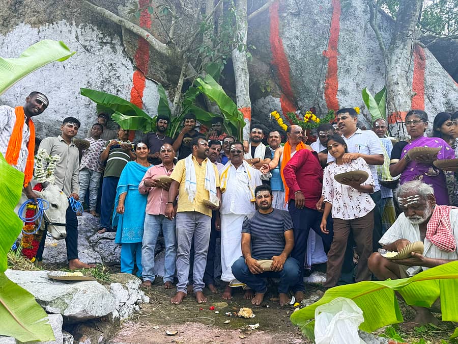 ಮಾಗಡಿ ತಾಲ್ಲೂಕಿನ ಚಕ್ರಬಾವಿ ಗ್ರಾಮದ ಬೆಟ್ಟದ ಸಿದ್ದಪ್ಪನಿಗೆ ಪೂಜೆ ಸಲ್ಲಿಸಿದ ಗ್ರಾಮಸ್ಥರು