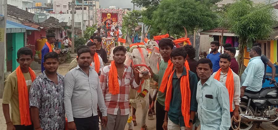 ಬೀರೂರಿನ ಅಜ್ಜಂಪುರ ರಸ್ತೆ 3ನೇ ಕ್ರಾಸ್‌ನಲ್ಲಿ ಹಿಂದೂ ಪಡೆ ವತಿಯಿಂದ ಪ್ರತಿಷ್ಠಾಪಿಸಿದ್ದ ಐಪಿಎಲ್ ಚಾಂಪಿಯನ್ ಗಣೇಶನನ್ನು ಭಾನುವಾರ ಮೆರವಣಿಗೆ ನಡೆಸಿ ಸಮೀಪದ ದೇವನಕೆರೆಯಲ್ಲಿ ವಿಸರ್ಜನೆ ಮಾಡಲಾಯಿತು