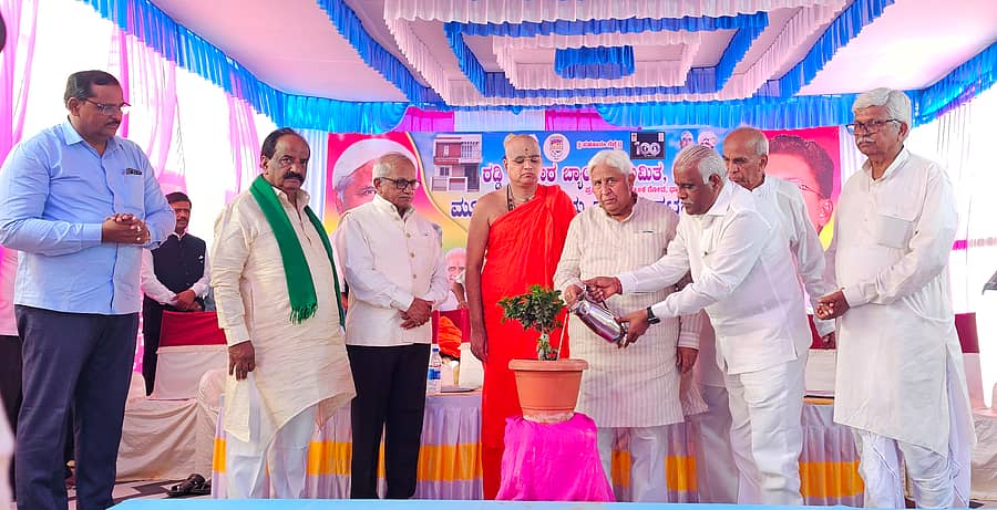 ಮೂಡಲಗಿಯ ರಡ್ಡಿ ಸಹಕಾರ ಬ್ಯಾಂಕ್‌ನ ನೂತನ ಶಾಖೆಯ ಉದ್ಘಾಟನೆಯನ್ನು ಭಾನುವಾರ ಎರೆಹೊಸಳ್ಳಿಯ ಮಹಾಯೋಗಿ ವೇಮನ ಸಂಸ್ಥಾನಮಠದ ವೇಮನಾನಂದ ಸ್ವಾಮೀಜಿ, ಸಚಿವ ಎಚ್‌.ಕೆ. ಪಾಟೀಲ, ರಾಜ್ಯಸಭಾ ಸದಸ್ಯ ಈರಣ್ಣ ಕಡಾಡಿ ಉದ್ಘಾಟಿಸಿದರು. 