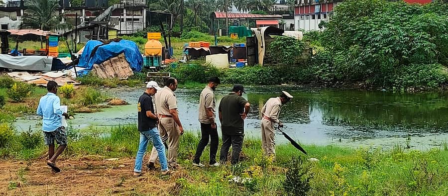 ಲೆಸ್ಸರ್‌ ಪ್ಲೆಮಿಂಗೊದ ಕಳೇಬರವನ್ನು ಅರಣ್ಯ ಇಲಾಖೆಯ ಅಧಿಕಾರಿಗಳು ಹಾಗೂ ಪಕ್ಷಿ ವೀಕ್ಷಕರು ಪರಿಶೀಲಿಸಿದರು