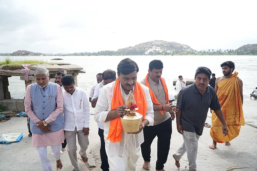 ಗಂಗಾವತಿ ತಾಲ್ಲೂಕಿನ ಆನೆಗೊಂದಿ ಗ್ರಾಮದ ಚಿಂತಾಮಣಿ ಬಳಿ ತುಂಗಾಭದ್ರಾ ನದಿ ತೀರದಲ್ಲಿ ಭಾನುವಾರ ಶಾಸಕ ಜಿ. ಜನಾರ್ದನರೆಡ್ಡಿ ಗಂಗಾಮಾತೆಗೆ ವಿಶೇಷ ಪೂಜೆ ಸಲ್ಲಿಸಿ, ಗಂಗಾಜಲ ತೆಗೆದುಕೊಂಡರು