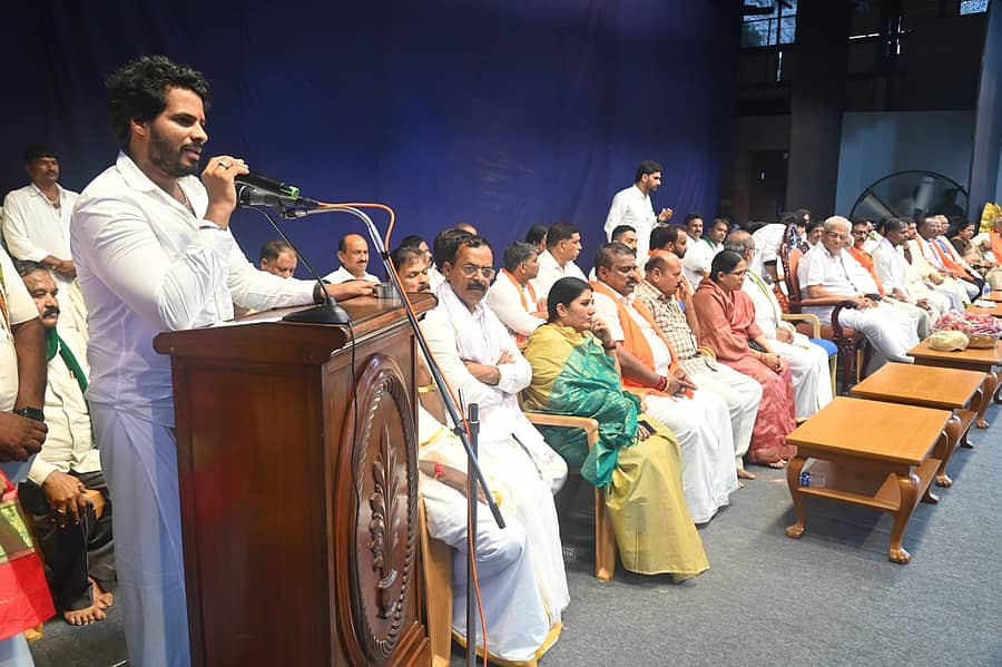 ಜೆಡಿಎಸ್ ವತಿಯಿಂದ ಹಮ್ಮಿಕೊಳ್ಳಲಾದ ‘ಧರ್ಮಸ್ಥಳ ಸತ್ಯ ಯಾತ್ರೆ’ ವಾಹನ ರ್‍ಯಾಲಿ ಬಳಿಕ ಧರ್ಮಸ್ಥಳದ ಅಮೃತವರ್ಷಿಣಿ ಸಭಾಭವನದಲ್ಲಿ ನಡೆದ ಸಮಾವೇಶದಲ್ಲಿ ಜೆಡಿಎಸ್‌ ಯುವ ಘಟಕದ ಅಧ್ಯಕ್ಷ ನಿಖಿಲ್‌ ಕುಮಾರಸ್ವಾಮಿ ಮಾತನಾಡಿದರು