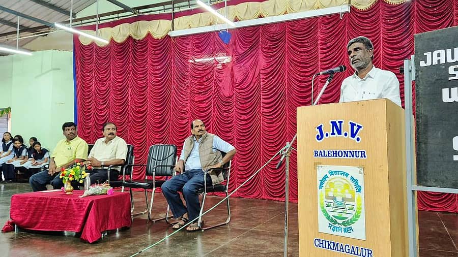ಬಾಳೆಹೊನ್ನೂರು ಸಮೀಪದ ಸೀಗೋಡಿನ ಜವಾಹರ ನವೋದಯ ವಿದ್ಯಾಲಯದಲ್ಲಿ ಸಂಸದ ಕೋಟ ಶ್ರೀನಿವಾಸ ಪೂಜಾರಿ ಮಾತನಾಡಿದರು