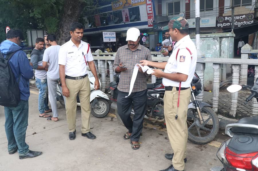 ಶಿವಮೊಗ್ಗದ ಸೀನಪ್ಪ ಶೆಟ್ಟಿ (ಗೋಪಿ) ವೃತ್ತದಲ್ಲಿ ಸಂಚಾರ ವಿಭಾಗದ ಪೊಲೀಸರು ಸಂಚಾರ ನಿಯಮ ಉಲ್ಲಂಘಿಸಿದವರಿಂದ ದಂಡದ ಮೊತ್ತ ಕಟ್ಟಿಸಿಕೊಂಡರು
