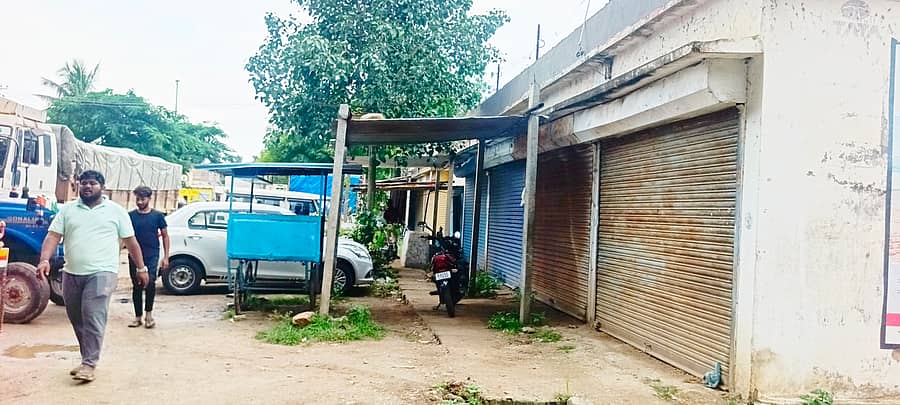 ನರೇಗಲ್‌ ಪಟ್ಟಣ ಪಂಚಾಯಿತಿ ಎದುರಲ್ಲಿರುವ ವಾಣಿಜ್ಯ ಮಳಿಗೆಗಳಿಗೆ ಬೀಗ ಹಾಕಲಾಗಿದ್ದು, ಮುಂದುಗಡೆ ಖಾಸಗಿ ವಾಹನ ನಿಲ್ಲಿಸಿರುವುದು