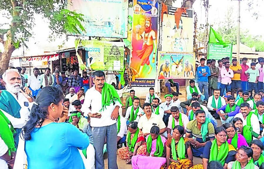 <div class="paragraphs"><p>ಗುಂಡ್ಲುಪೇಟೆ ತಾಲ್ಲೂಕಿನ ಭೀಮನಬೀಡು ಗ್ರಾಮ ಪಂಚಾಯಿತಿ ಕಚೇರಿ ಮುಂದೆ ಸಾಮೂಹಿಕ ನಾಯಕತ್ವ ರೈತ ಸಂಘಟನೆ ಪದಾಧಿಕಾರಿಗಳು ವಿವಿಧ ಬೇಡಿಕೆಗಳ ಈಡೇರಿಕೆಗೆ ಆಗ್ರಹಿಸಿ ಪ್ರತಿಭಟನೆ ನಡೆಸಿದರು</p></div>