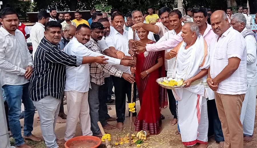ಶ್ರೀರಂಗಪಟ್ಟಣ ತಾಲ್ಲೂಕಿನ ಬಾಬುರಾಯನಕೊಪ್ಪಲು ಗ್ರಾಮದಲ್ಲಿ ರಸ್ತೆ ಅಭಿವೃದ್ಧಿ ಕಾಮಗಾರಿಗೆ ಸೆಸ್ಕ್‌ ಅಧ್ಯಕ್ಷ ಹಾಗೂ ಶಾಸಕ ರಮೇಶ ಬಂಡಿಸಿದ್ದೇಗೌಡ ಭಾನುವಾರ ಭೂಮಿಪೂಜೆ ನೆರವೇರಿಸಿದರು. ಗ್ರಾ.ಪಂ. ಅಧ್ಯಕ್ಷೆ ರೂಪಾ ಪ್ರಭಾಕರ್ ಸರ್ವೋದಯ ಕರ್ನಾಟಕ ಪಕ್ಷದ ಅಧ್ಯಕ್ಷ ಬಿ.ಎಸ್‌. ರಮೇಶ್ ಇದ್ದಾರೆ