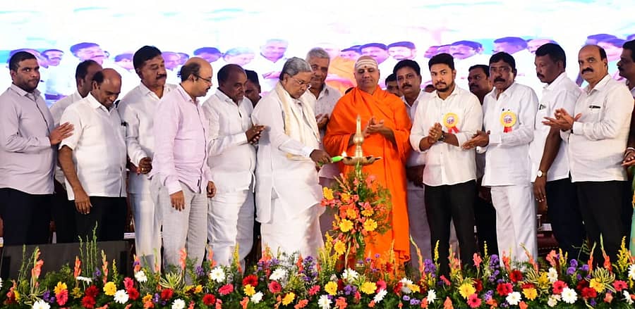 ನಂಜನಗೂಡಿನಲ್ಲಿ ಭಾನುವಾರ ನಡೆದ ‘ಭಗೀರಥ ಜಯಂತ್ಯುತ್ಸವ’ವನ್ನು ಮುಖ್ಯಮಂತ್ರಿ ಸಿದ್ದರಾಮಯ್ಯ ಉದ್ಘಾಟಿಸಿದರು ಪ್ರಜಾವಾಣಿ ಚಿತ್ರ 