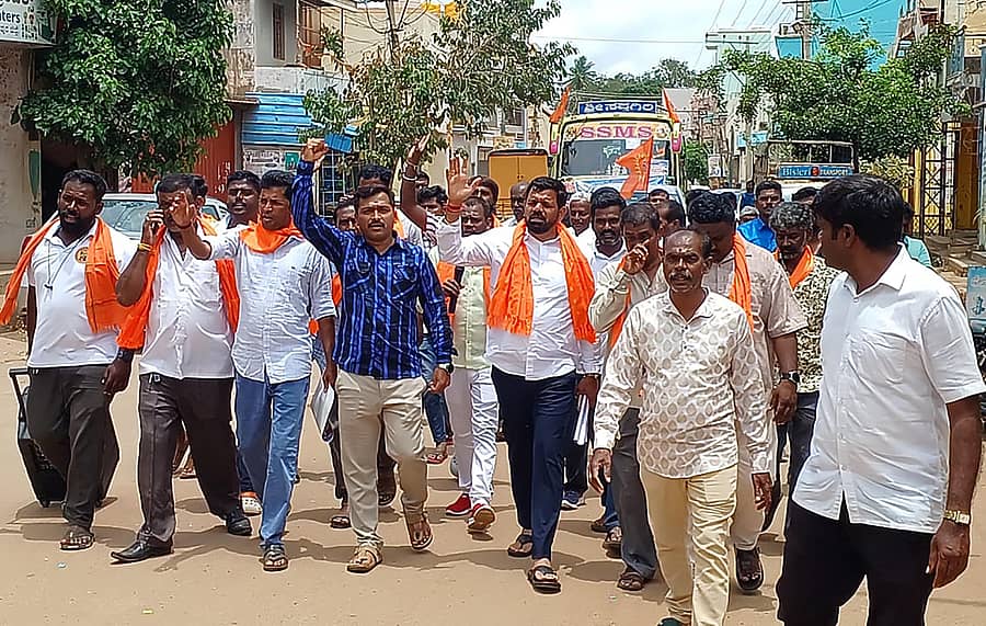 ಶಿಡ್ಲಘಟ್ಟದಿಂದ ಧರ್ಮಸ್ಥಳಕ್ಕೆ ಹೊರಟ ಧರ್ಮಯಾತ್ರೆಗೆ ಬಿಜೆಪಿ ಗ್ರಾಮಾಂತರ ಮಂಡಲ ಅಧ್ಯಕ್ಷ ಸೀಕಲ್ ಆನಂದಗೌಡ ಚಾಲನೆ ನೀಡಿದರು
