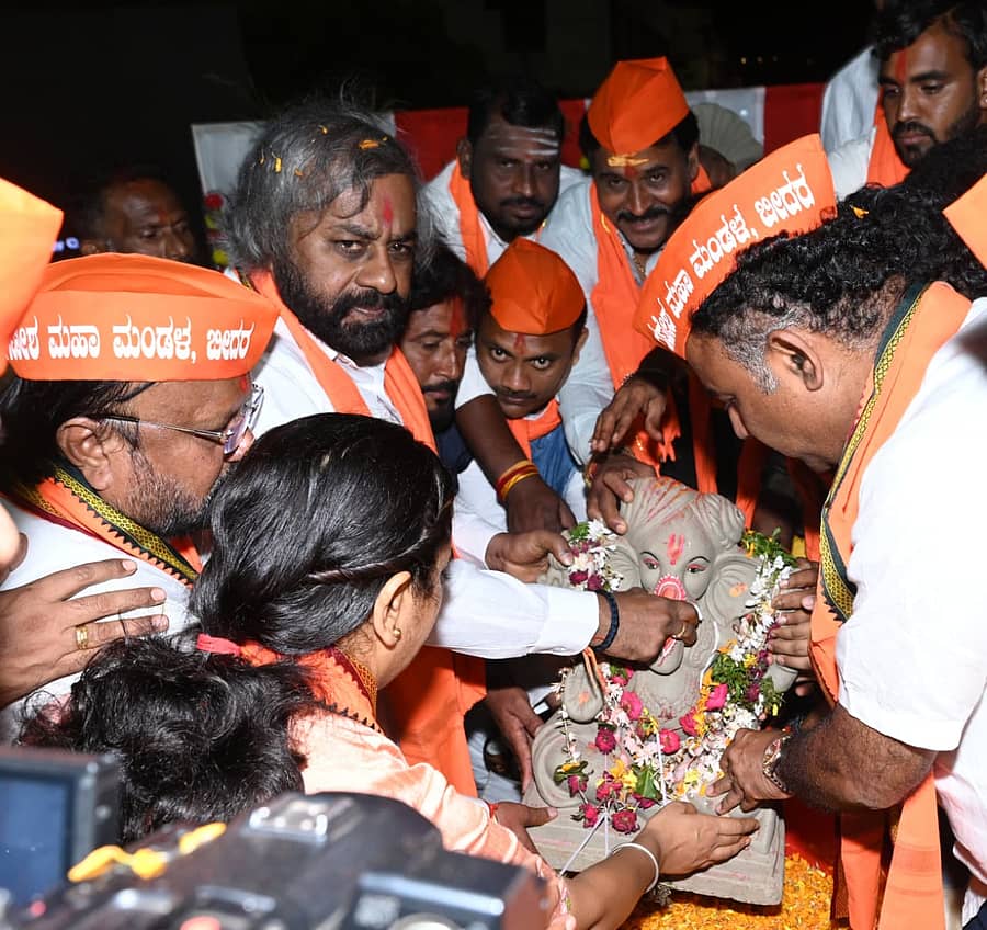<div class="paragraphs"><p>ಗಣೇಶನಿಗೆ ಪೂಜೆ ನೆರವೇರಿಸಿದ ಉಸ್ತುವಾರಿ ಸಚಿವ ಈಶ್ವರ ಬಿ. ಖಂಡ್ರೆ</p></div>