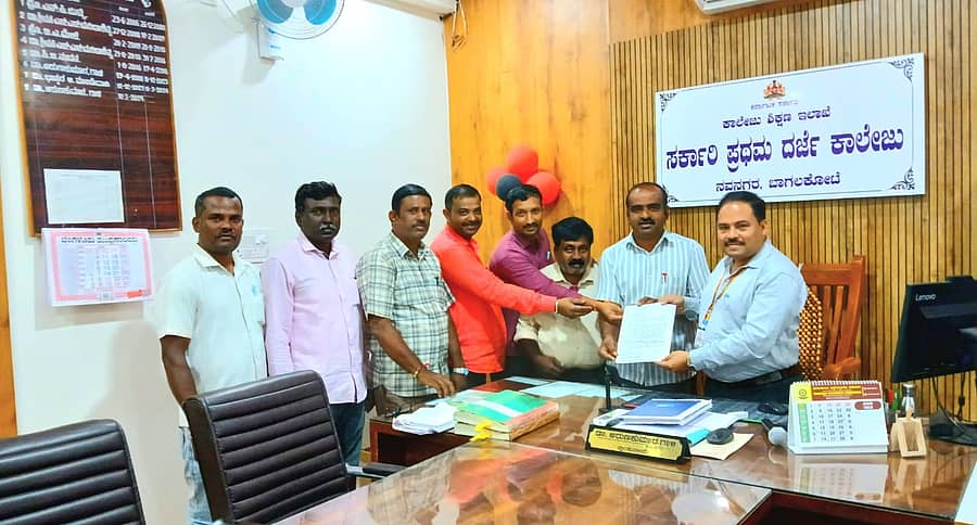 ನಕಲಿ ಪ್ರಮಾಣಪತ್ರ ಸಲ್ಲಿಸುವವರ ವಿರುದ್ಧ ಕ್ರಮ ಕೈಗೊಳ್ಳಬೇಕು ಎಂದು ಅತಿಥಿ ಉಪನ್ಯಾಸಕರು ಬಾಗಲಕೋಟೆ ನವನಗರದ ಸರ್ಕಾರಿ ಪ್ರಥಮ ದರ್ಜೆ ಕಾಲೇಜಿನ ಪ್ರಾಚಾರ್ಯ ಅರುಣಕುಮಾರ ಗಾಳಿ ಅವರಿಗೆ ಮನವಿ ಸಲ್ಲಿಸಿದರು
