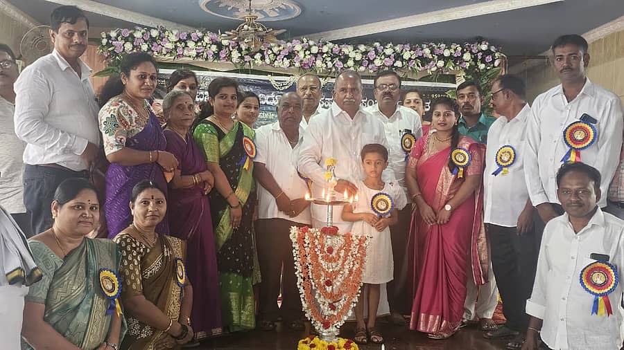 ಹೊಸದುರ್ಗ ಪಟ್ಟಣದ ರಾಧಕೃಷ್ಣ ಕಲ್ಯಾಣ ಮಂಟಪದಲ್ಲಿ ಶನಿವಾರ ನಡೆದ ಶ್ರೀ ಬಸವೇಶ್ವರ ವಿವಿದೋದ್ದೇಶ ಸಹಕಾರ ಸಂಘದ ವಾರ್ಷಿಕ ಮಹಾಸಭೆಯನ್ನು ಶಾಸಕ ಬಿ.ಜಿ. ಗೋವಿಂದಪ್ಪ ಉದ್ಘಾಟಿಸಿದರು