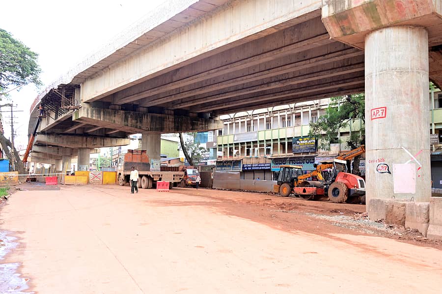 ಹುಬ್ಬಳ್ಳಿಯ ಬಸವವನದ ಬಳಿ ಇರುವ ಭವಾನಿ ಆರ್ಕೇಡ್‌ ವಾಣಿಜ್ಯ ಕಟ್ಟಡದ ಎದುರು ನಡೆಯುತ್ತಿರುವ ಮೇಲ್ಸೇತುವೆ ಕಾಮಗಾರಿಯ ಕೆಳಭಾಗದ ರಸ್ತೆಯಲ್ಲಿನ ಸಾಮಗ್ರಿಗಳನ್ನು ತೆರವು ಮಾಡಿ ಸಂಚಾರಕ್ಕೆ ಮುಕ್ತಗೊಳಿಸಲಾಗಿದೆ – ಪ್ರಜಾವಾಣಿ ಚಿತ್ರ: ಗೋವಿಂದರಾಜ ಜವಳಿ