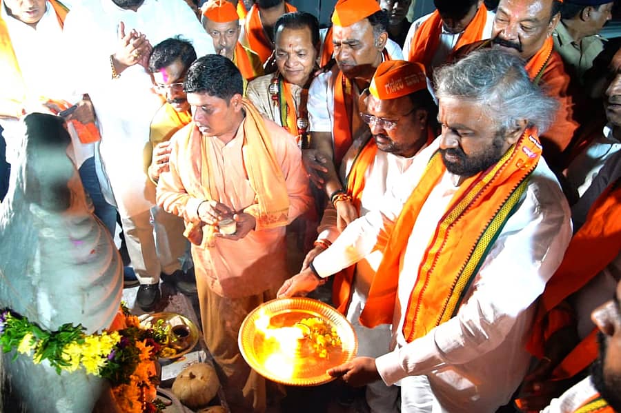 ಗಣೇಶನಿಗೆ ಪೂಜೆ ಸಲ್ಲಿಸಿ ಮೂರ್ತಿಗಳ ವಿಸರ್ಜನೆಯ ಹೊಂಡ ಉದ್ಘಾಟಿಸಿದ ಜಿಲ್ಲಾ ಉಸ್ತುವಾರಿ ಸಚಿವ ಈಶ್ವರ ಬಿ. ಖಂಡ್ರೆ