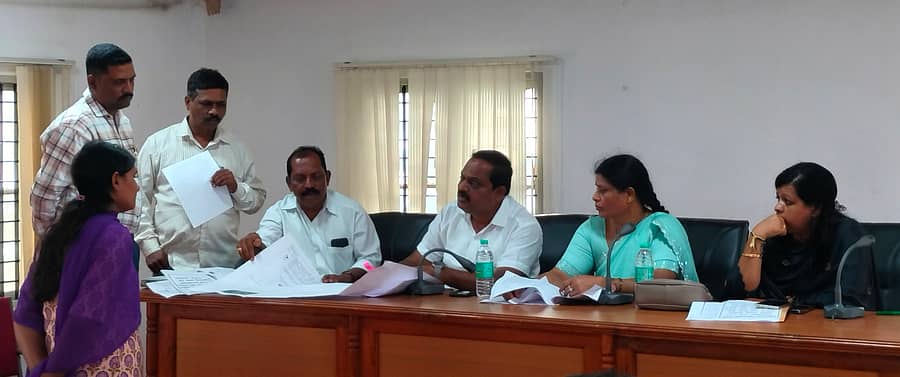 ಬೀರೂರು ಪುರಸಭೆಯಲ್ಲಿ ಸೋಮವಾರ ಶಾಸಕ ಕೆ.ಎಸ್‌.ಆನಂದ್‌ ಅಧ್ಯಕ್ಷತೆಯಲ್ಲಿ ಆಶ್ರಯ ಸಮಿತಿ ಸಭೆ ನಡೆಯಿತು