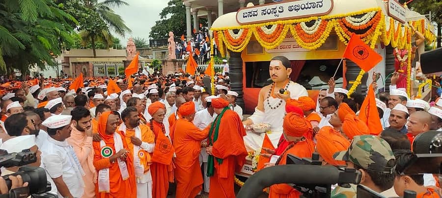 ಬಸವನಬಾಗೇವಾಡಿ ಪಟ್ಟಣದಲ್ಲಿ ಸೋಮವಾರ ಬಸವ ಸಂಸ್ಕೃತಿ ಅಭಿಯಾನದ ಅಂಗವಾಗಿ ಆರಂಭವಾದ ರಥಯಾತ್ರೆಗೆ ಸಚಿವ ಶಿವಾನಂದ ಪಾಟೀಲ ಚಾಲನೆ ನೀಡಿದರು