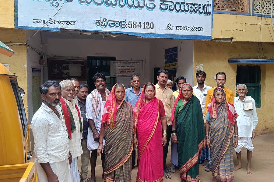ಕವಿತಾಳದಲ್ಲಿ ನೀರು ಪೂರೈಕೆಯಲ್ಲಿ ವ್ಯತ್ತಯ ಉಂಟಾಗಿದೆ ಎಂದು ಆರೋಪಿಸಿ 11 ಹಾಗೂ 14ನೇ ವಾರ್ಡ್‌ ನಿವಾಸಿಗಳು ಸೋಮವಾರ ಪಟ್ಟಣ ಪಂಚಾಯಿತಿ ಆಮಿಸಿ ಆಕ್ರೋಶ ವ್ಯಕ್ತಪಡಿಸಿದರು.