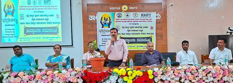 ಕಡೂರು ತಾಲೂಕು ಪಂಚಾಯಿತಿ ಸಭಾಂಗಣದಲ್ಲಿ ನಡೆದ ‘ಭದ್ರಬಾಲ್ಯ’ ಆಶಯಗಳ ಕಾವಲು ಸಮಿತಿ ಸದಸ್ಯರ ತರಬೇತಿ ಕಾರ್ಯಾಗಾರದಲ್ಲಿ ತಾಲ್ಲೂಕು ಪಂಚಾಯಿತಿ ಇಒ ಸಿ.ಆರ್.ಪ್ರವೀಣ್ ಮಾತನಾಡಿದರು. ದೇವರಾಜ್‌, ಶಿವಪ್ರಕಾಶ್‌, ಶಿವಯೋಗಿ ಹಿರೇಮಠ್‌ ಉಪಸ್ಥಿತರಿದ್ದರು