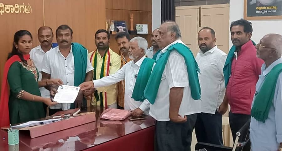 ಶ್ರೀರಂಗಪಟ್ಟಣ ತಾಲ್ಲೂಕಿನ ಕಾಳೇನಹಳ್ಳಿ, ಮುಂಡುಗದೊರೆ, ಹಂಗರಹಳ್ಳಿ ಇತರ ಕಡೆಗಳಲ್ಲಿ ಅಕ್ರಮವಾಗಿ ಕಲ್ಲು ಗಣಿಗಾರಿಕೆ ಮತ್ತು ಜಲ್ಲಿ ಕ್ರಷರ್‌ಗಳು ನಡೆಯುತ್ತಿದ್ದು, ಸಂಬಂಧಿಸಿದವರ ವಿರುದ್ಧ ಕ್ರಮ ಕೈಗೊಳ್ಳಬೇಕು ಎಂದು ಆಗ್ರಹಿಸಿ ರೈತ ಸಂಘ ಮತ್ತು ದಲಿತ ಸಂಘರ್ಷ ಸಮಿತಿ ಮುಖಂಡರು ಸೋಮವಾರ ತಹಶೀಲ್ದಾರ್‌ ಚೇತನಾ ಯಾದವ್ ಅವರಿಗೆ ಮನವಿ ಸಲ್ಲಿಸಿದರು