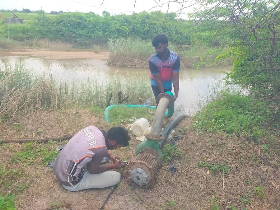 ಶಹಾಪುರ ತಾಲ್ಲೂಕಿನ ಕೊಳ್ಳೂರ(ಎಂ) ಗ್ರಾಮದ ಕೃಷ್ಣಾ ನದಿ ತಟದ ರೈತರು ಸೋಮವಾರ ಪ್ರವಾಹ ಇಳಿಮುಖವಾಗಿದ್ದರಿಂದ ಕೃಷಿ ಪಂಪಸೆಟ್ ದುರಸ್ತಿಗೊಳಿಸಿದರು