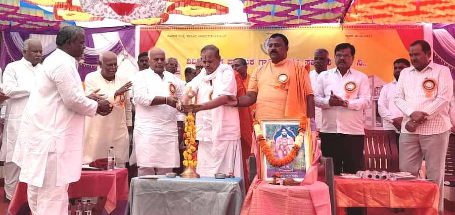ಚಡಚಣ ಸಮೀಪದ ಹಲಸಂಗಿ ಗ್ರಾಮದಲ್ಲಿ ಸೋಮವಾರ ವಿವಿಧೋದ್ದೇಶ ಪ್ರಾಥಮಿಕ ಗ್ರಾಮೀಣ ಸಹಕಾರ ಸಂಘದ ನೂತನ ಕಟ್ಟಡವನ್ನು ಸಚಿವ ಶಿವಾನಂದ ಪಾಟೀಲ ಲೋಕಾರ್ಪಣೆ ಮಾಡಿದರು