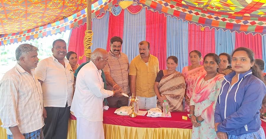 ಕೆ.ಆರ್.ಪೇಟೆ ತಾಲ್ಲೂಕಿನ ಚೌಡೇನಹಳ್ಳಿ  ಗ್ರಾಮದಲ್ಲಿ ಹಾಲು ಉತ್ಪಾದಕರ ಸಹಕಾರ ಸಂಘದ  ಸರ್ವ ಸದಸ್ಯರ ವಾರ್ಷಿಕ ಮಹಾಸಭೆಯನ್ನು ಮನ್ಮುಲ್ ನಿರ್ದೇಶಕರಾದ ಡಾಲು ರವಿ ಮತ್ತು ಎಂ.ಬಿ. ಹರೀಶ್ ಉದ್ಘಾಟಿಸಿದರು 