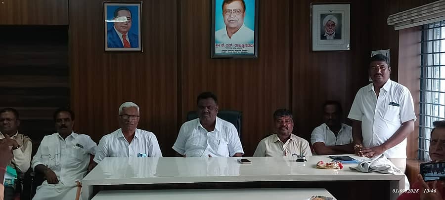 ಚಿಕ್ಕನಾಯಕನಹಳ್ಳಿಯಲ್ಲಿ ಡಿಸಿಸಿ ಬ್ಯಾಂಕ್ ನಿರ್ದೇಶಕ ಸಿಂಗದಹಳ್ಳಿ ರಾಜ್ ಕುಮಾರ್ ಸುದ್ದಿಗೋಷ್ಠಿಯಲ್ಲಿ ಮಾತನಾಡಿದರು