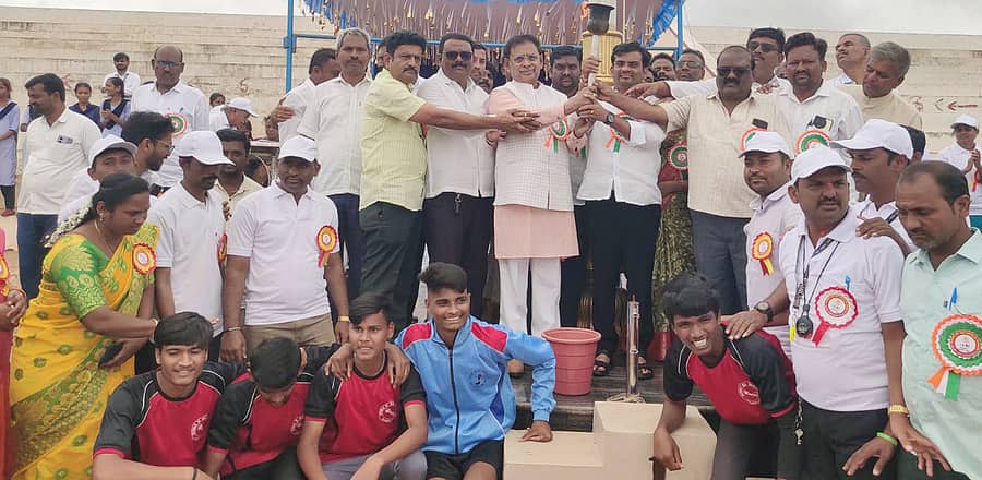ಮುಂಡರಗಿಯ ಜಗದ್ಗುರು ಅನ್ನದಾನೀಶ್ವರ ಕಾಲೇಜು ಕ್ರೀಡಾಂಗಣದಲ್ಲಿ ಹಮ್ಮಿಕೊಂಡಿದ್ದ ತಾಲ್ಲೂಕು ಮಟ್ಟದ ಪದವಿ ಪೂರ್ವ ಕಾಲೇಜು ಕ್ರೀಡಾಕೂಟವನ್ನು ಗಣ್ಯರು ಉದ್ಘಾಟಿಸಿದರು