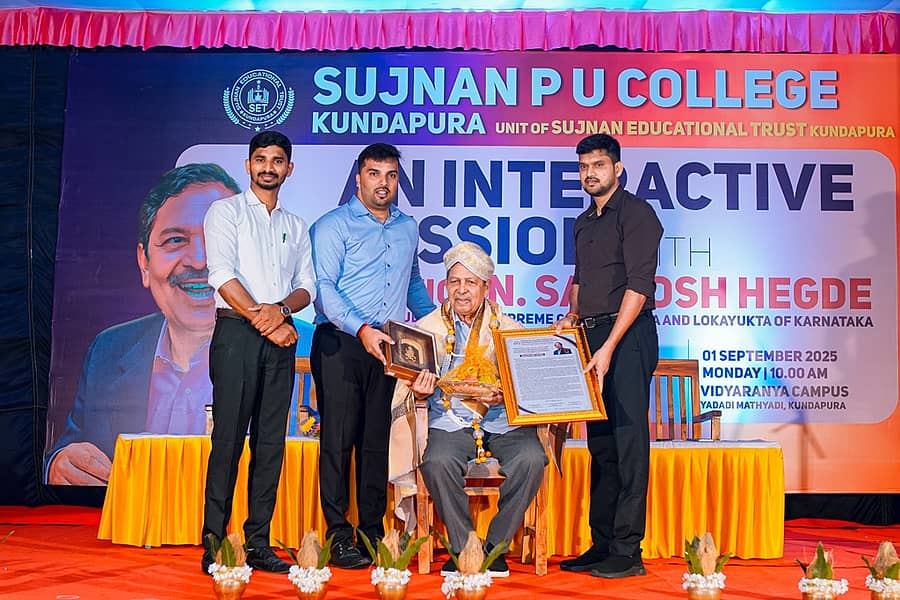 ಕಾರ್ಯಕ್ರಮದಲ್ಲಿ ನಿವೃತ್ತ ಲೋಕಾಯುಕ್ತ ನ್ಯಾಯಮೂರ್ತಿ ಸಂತೋಷ್ ಹೆಗ್ಡೆ ಅವರನ್ನು ಗೌರವಿಸಲಾಯಿತು