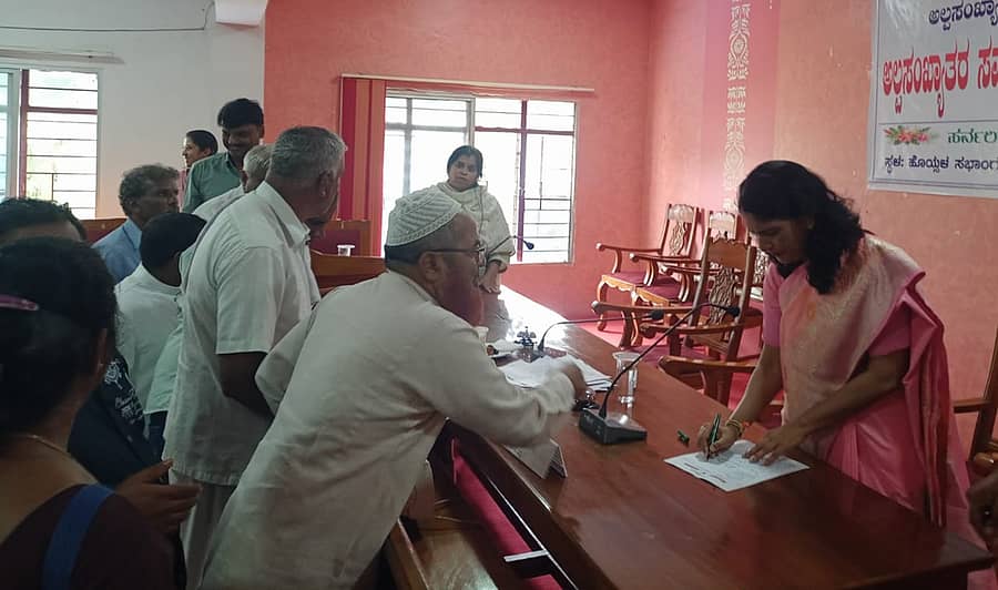 ಹಾಸನದ ಜಿಲ್ಲಾ ಪಂಚಾಯಿತಿ ಸಭಾಂಗಣದಲ್ಲಿ ಸೋಮವಾರ ಜಿಲ್ಲಾಧಿಕಾರಿ ಕೆ.ಎಸ್. ಲತಾಕುಮಾರಿ ಅವರು ಅಲ್ಪಸಂಖ್ಯಾತ ಸಮುದಾಯದ ಜನರಿಂದ ಅಹವಾಲು ಸ್ವೀಕರಿಸಿದರು