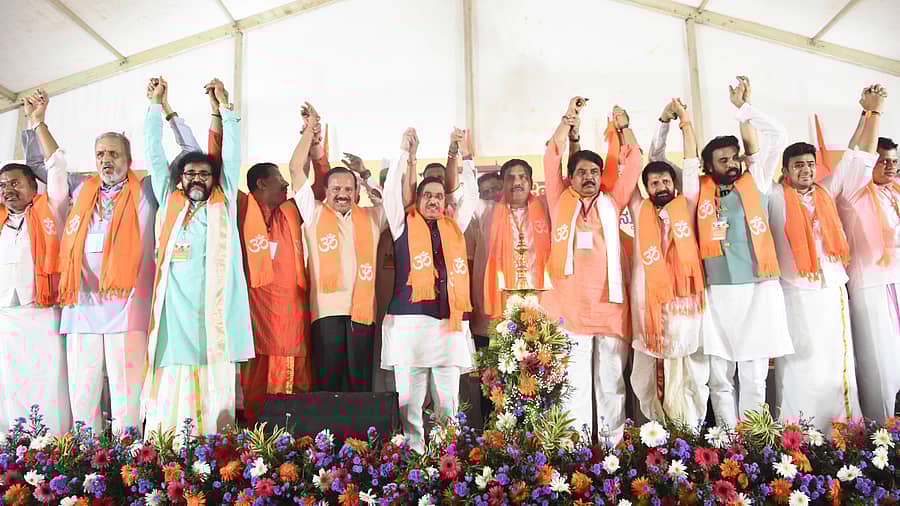 <div class="paragraphs"><p>ಧರ್ಮಸ್ಥಳ ಚಲೋ ಸಮಾವೇಶದ ವೇದಿಕೆಯಲ್ಲಿ ಬಿಜೆಪಿ ಮುಖಂಡರು ಪರಸ್ಪರ ಕೈಗಳನ್ನು ಜೋಡಿಸುವ ಮೂಲಕ ‘ಧರ್ಮಸ್ಥಳ ಕ್ಷೇತ್ರದ ಜೊತೆ, ವೀರೇಂದ್ರ ಹೆಗ್ಗಡೆ ಕುಟುಂಬದ ಜೊತೆ ನಾವಿದ್ದೇವೆ’ ಎನ್ನುವ ಸಂದೇಶ ಸಾರಿದರು. </p></div>