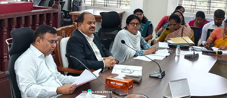 ಕೋಲಾರದಲ್ಲಿ ಸಾಮಾಜಿಕ, ಶೈಕ್ಷಣಿಕ ಸಮೀಕ್ಷೆಗೆ ಸಂಬಂಧಿಸಿದಂತೆ ಪೂರ್ವಸಿದ್ಧತಾ ಸಭೆಯಲ್ಲಿ ಜಿಲ್ಲಾಧಿಕಾರಿ ಎಂ.ಆರ್‌.ರವಿ ಮಾತನಾಡಿದರು. ಪ್ರವೀಣ್‌ ಪಿ.ಬಾಗೇವಾಡಿ, ಎಸ್‌.ಎಂ.ಮಂಗಳಾ ಹಾಗೂ ಅಧಿಕಾರಿಗಳು ಪಾಲ್ಗೊಂಡಿದ್ದರು

